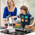 Kinderen leren en vermaken zich tijdens de High Tech Ontdekkingsroute 2024